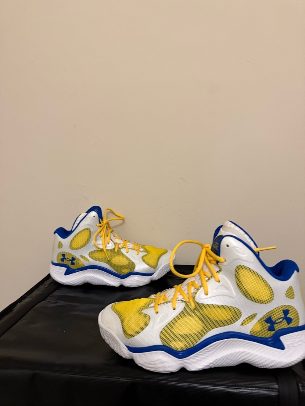 Under Armour  Curry Spawn Flotro Mens Shoes White/Yellow/Blue  Size 11